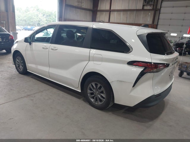 2022 TOYOTA SIENNA LE 3