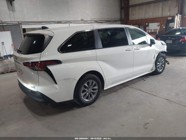 2022 TOYOTA SIENNA LE 4