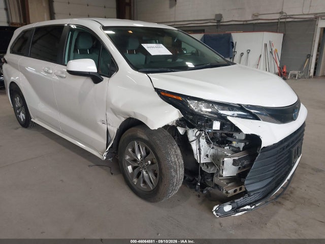 2022 TOYOTA SIENNA LE 6