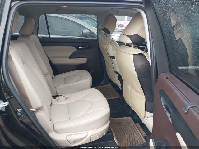 2022 TOYOTA HIGHLANDER XLE 8