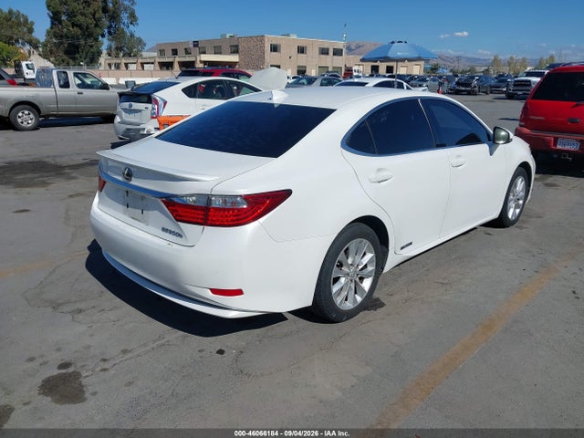2015 Lexus ES 300H — фото 4