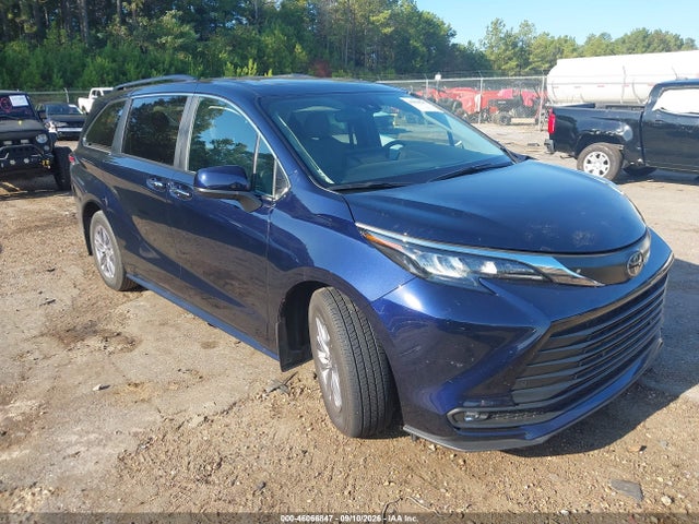 2026 TOYOTA SIENNA XLE