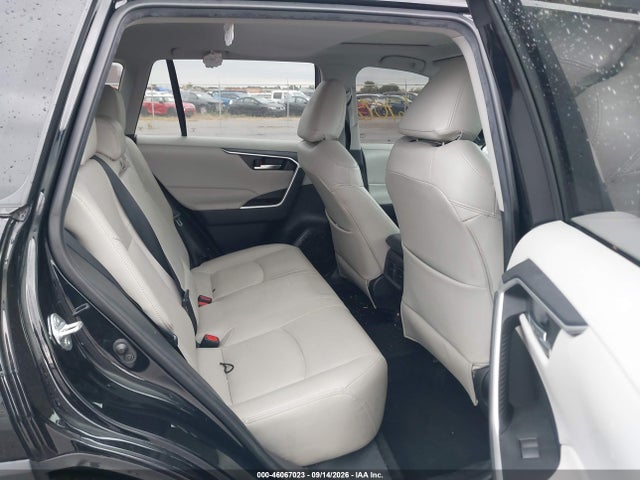 2021 TOYOTA RAV4 XLE 8