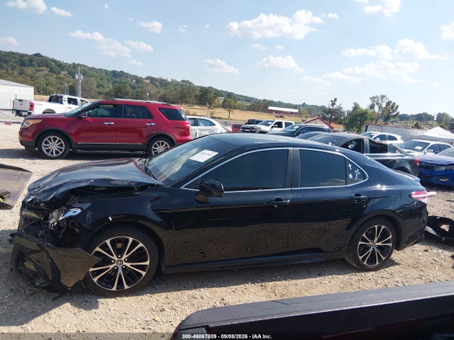 2020 TOYOTA CAMRY SE 14