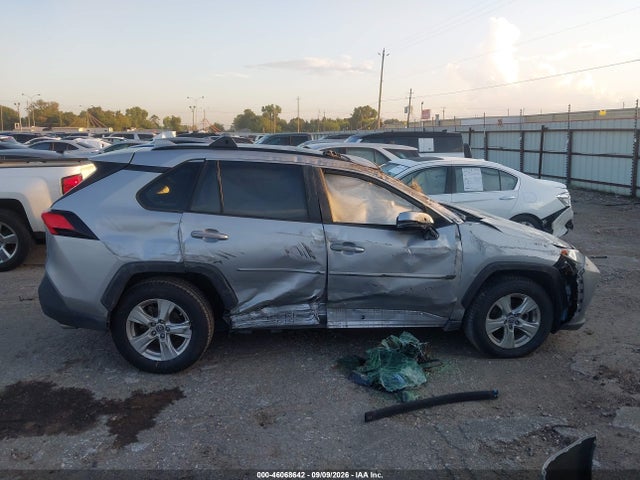 2019 TOYOTA RAV4 XLE 13