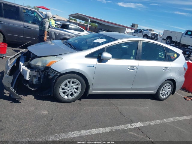 صورة 15 لـ 2013 Toyota PRIUS V THREE