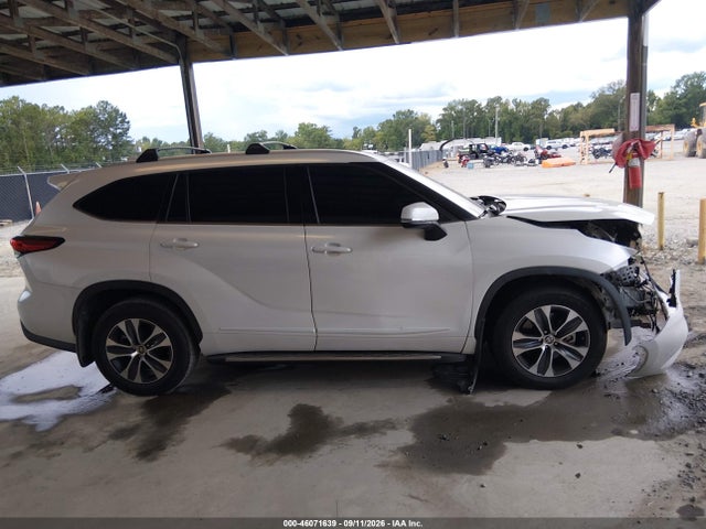 2022 TOYOTA HIGHLANDER XLE 12