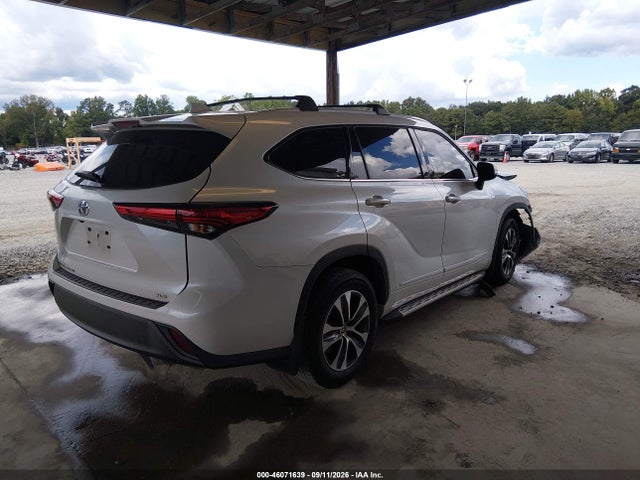2022 TOYOTA HIGHLANDER XLE 4