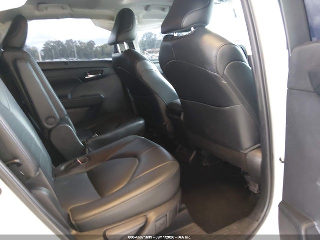 2022 TOYOTA HIGHLANDER XLE 8