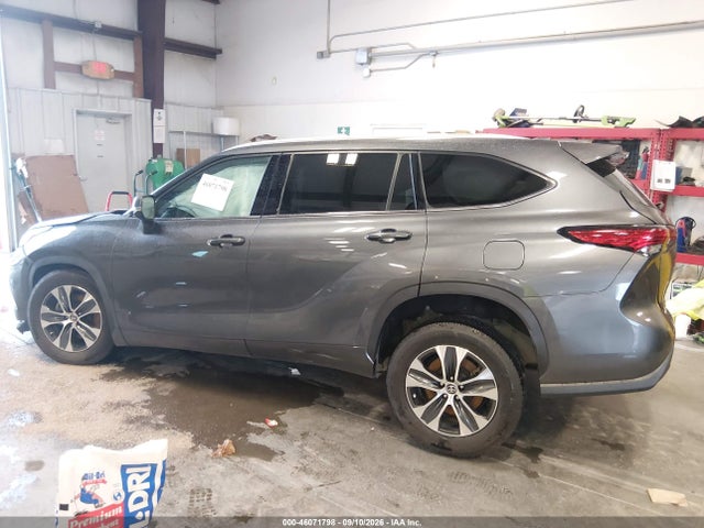 2022 TOYOTA HIGHLANDER XLE 13