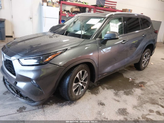 2022 TOYOTA HIGHLANDER XLE 2