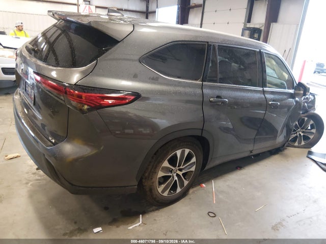 2022 TOYOTA HIGHLANDER XLE 4