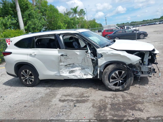 2021 TOYOTA HIGHLANDER XLE 14