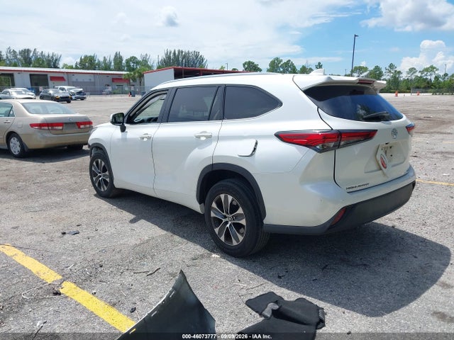 2021 TOYOTA HIGHLANDER XLE 3