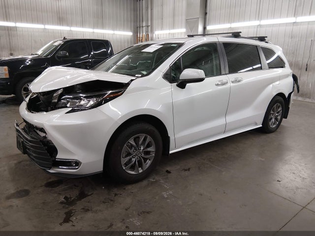 2023 TOYOTA SIENNA XLE 2