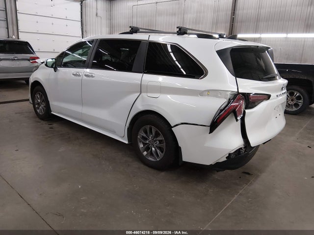 2023 TOYOTA SIENNA XLE 3