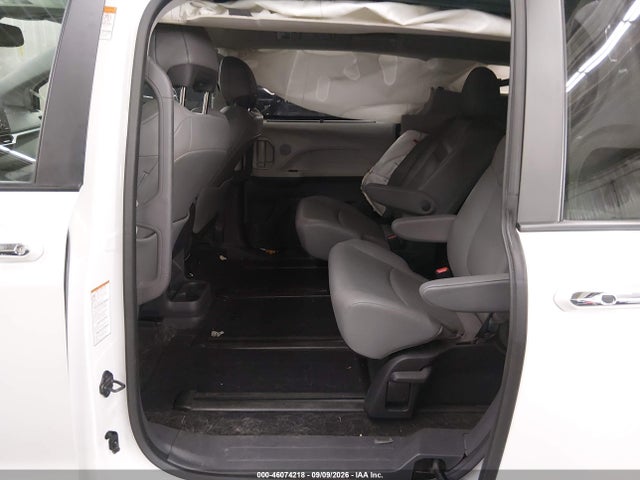 2023 TOYOTA SIENNA XLE 8