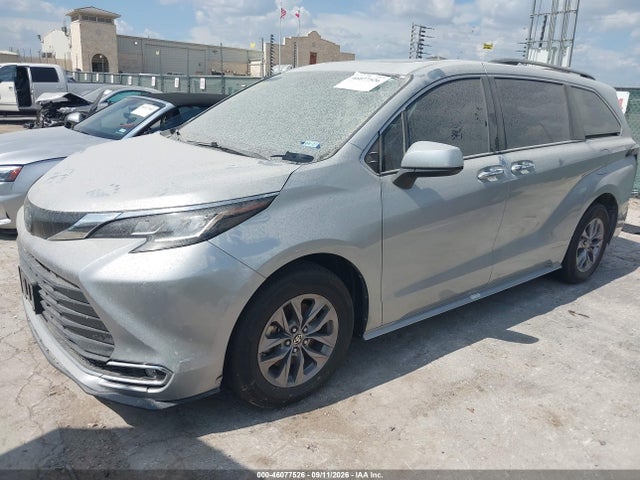 2023 TOYOTA SIENNA XLE 2