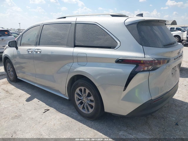 2023 TOYOTA SIENNA XLE 3