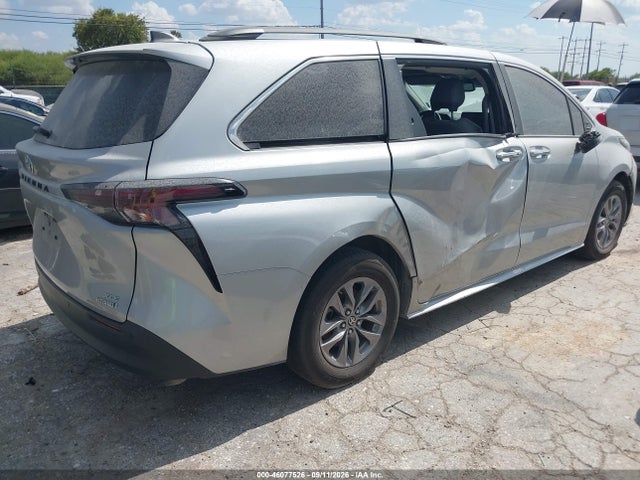 2023 TOYOTA SIENNA XLE 4
