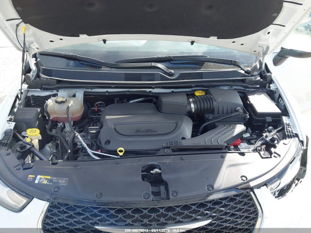 2023 CHRYSLER PACIFICA TOURING L 10