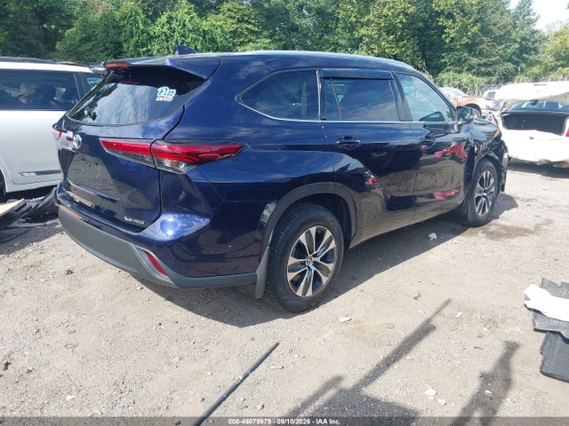 2022 TOYOTA HIGHLANDER XLE 4