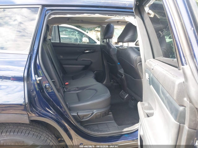 2022 TOYOTA HIGHLANDER XLE 8