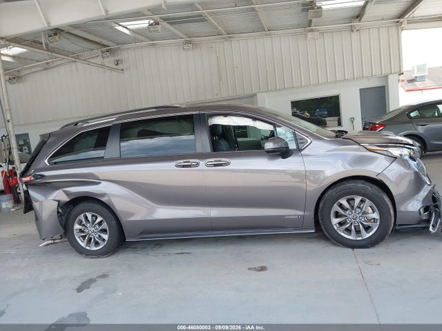 2021 TOYOTA SIENNA XLE 13