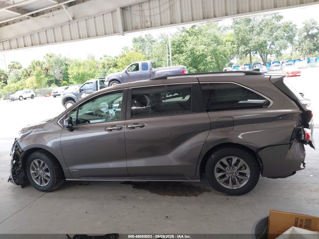 2021 TOYOTA SIENNA XLE 14