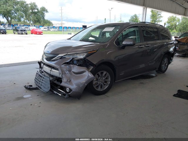 2021 TOYOTA SIENNA XLE 2
