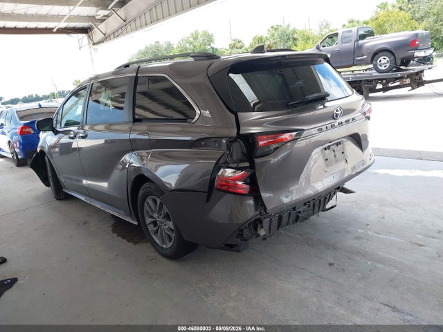 2021 TOYOTA SIENNA XLE 3