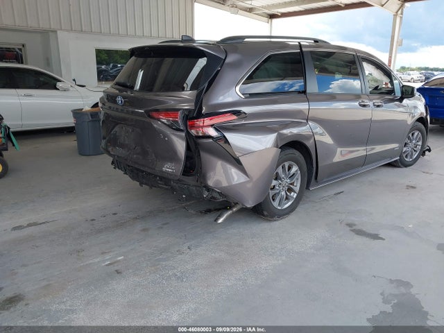 2021 TOYOTA SIENNA XLE 4