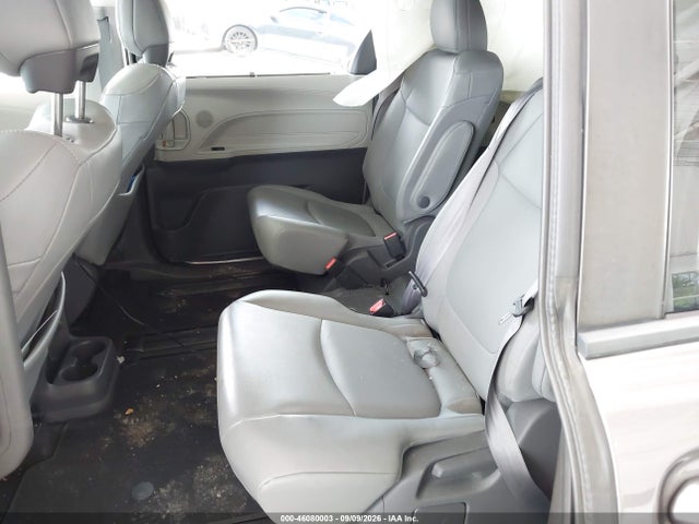 2021 TOYOTA SIENNA XLE 8