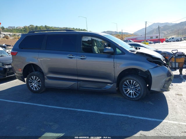 2020 TOYOTA SIENNA XLE 13