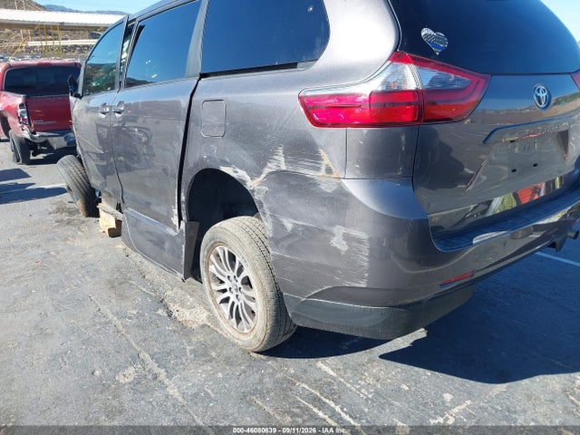 2020 TOYOTA SIENNA XLE 17