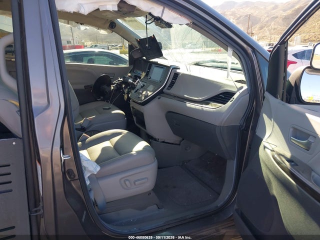2020 TOYOTA SIENNA XLE 5