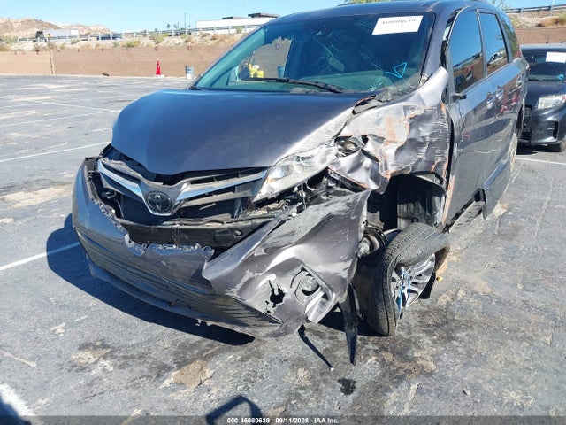 2020 TOYOTA SIENNA XLE 6