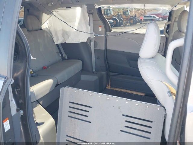 2020 TOYOTA SIENNA XLE 8