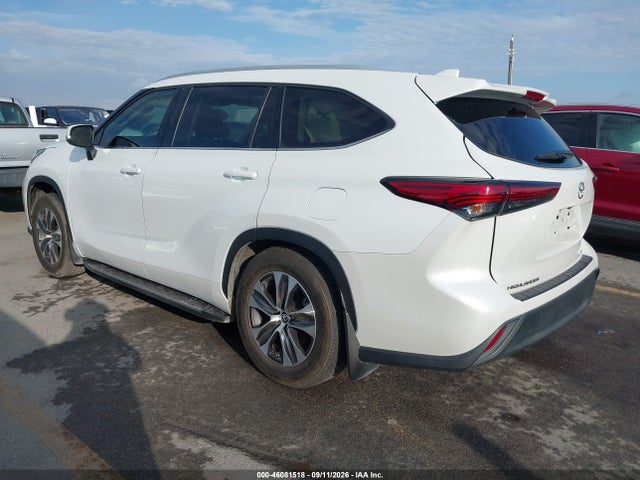 2022 TOYOTA HIGHLANDER XLE 3