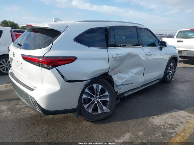 2022 TOYOTA HIGHLANDER XLE 4