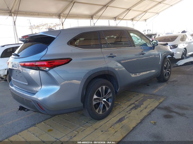 2022 TOYOTA HIGHLANDER XLE 4