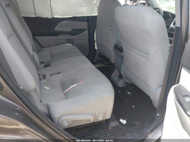 2017 TOYOTA HIGHLANDER LE 8