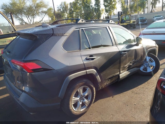 2020 TOYOTA RAV4 XLE 11