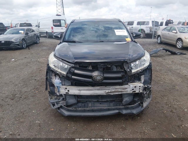 2017 TOYOTA HIGHLANDER SE 13