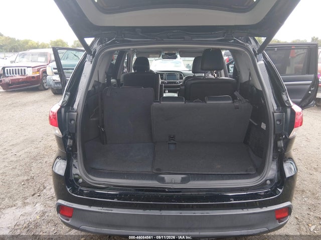 2017 TOYOTA HIGHLANDER SE 18