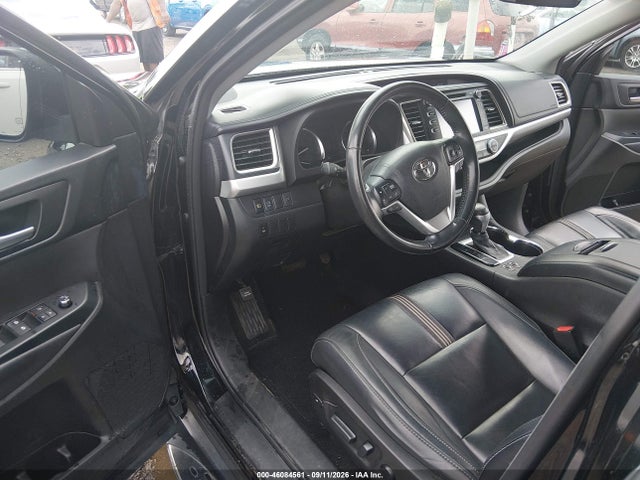 2017 TOYOTA HIGHLANDER SE 19