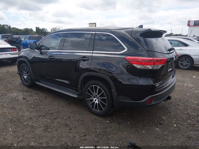 2017 TOYOTA HIGHLANDER SE 3