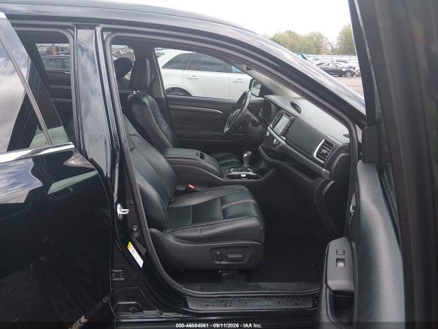 2017 TOYOTA HIGHLANDER SE 5