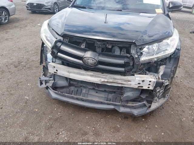 2017 TOYOTA HIGHLANDER SE 6
