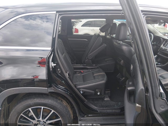 2017 TOYOTA HIGHLANDER SE 8